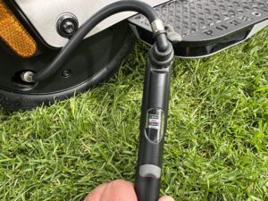 Streetbooster PURE Flex E-Scooter Pumpe im Betrieb