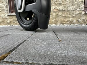 Streetbooster PURE Flex E-Scooter Reifen auf Gehweg