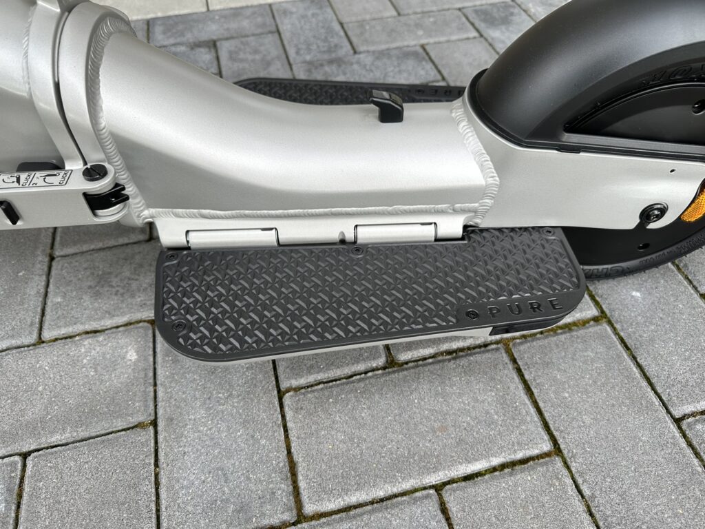 Streetbooster PURE Flex E-Scooter Trittbrett mit Schriftzug