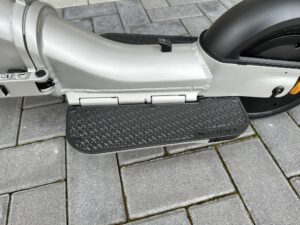 Streetbooster PURE Flex E-Scooter Trittbrett mit Schriftzug