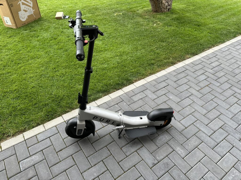 Streetbooster PURE Flex E-Scooter aufgebaut mit Ständer