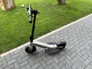 Streetbooster PURE Flex E-Scooter aufgebaut mit Ständer