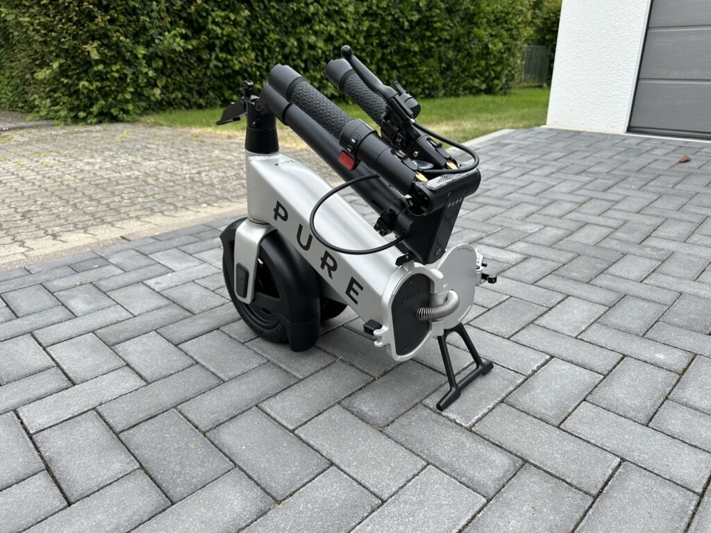 Streetbooster PURE Flex E-Scooter eingeklappt zum Transport