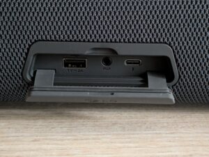 LG XBOOM Go DXG7 Bluetooth-Lautsprecher Anschlussklappe geöffnet