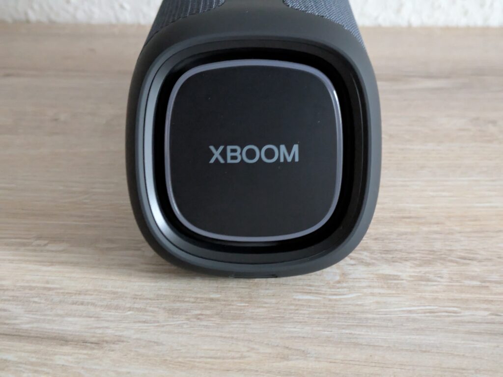 LG XBOOM Go DXG7 Bluetooth-Lautsprecher von links in der Nahansicht