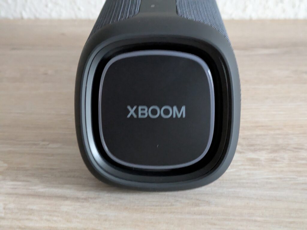 LG XBOOM Go DXG7 Bluetooth-Lautsprecher von rechts in der Nahansicht