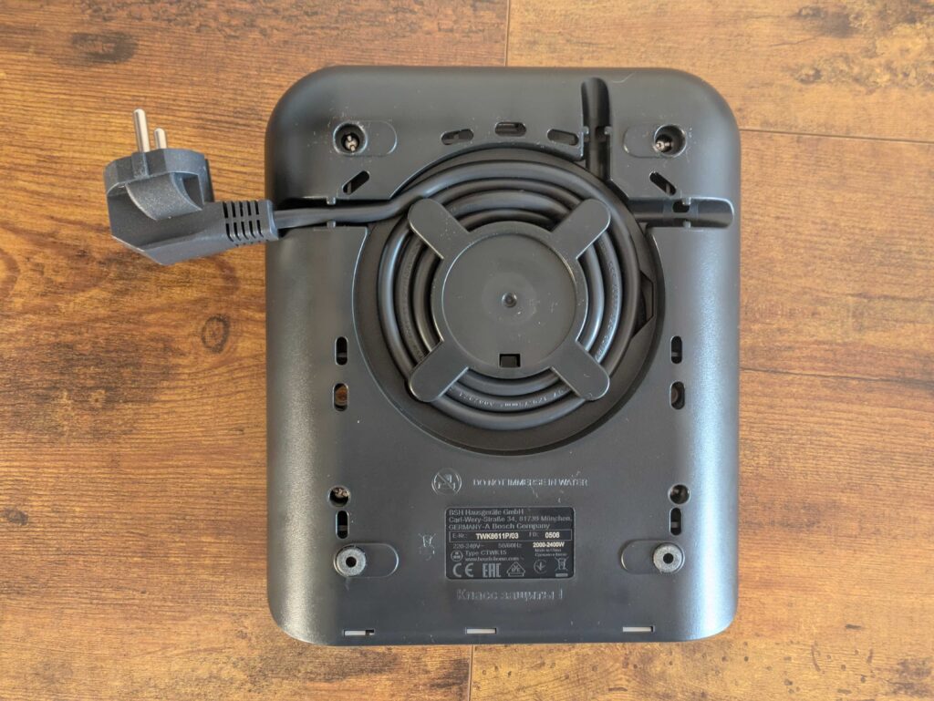 Sockel des Bosch TWK8611P Wasserkochers von unten