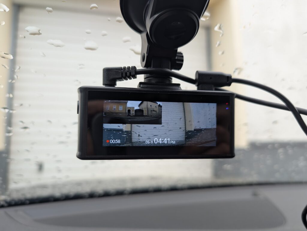 REDTIGER F7N Touch Dashcam montiert Frontseite
