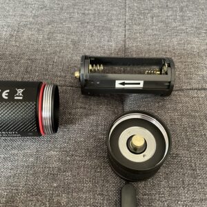 REHKITTZ S1600 LED-Taschenlampe Batteriefach