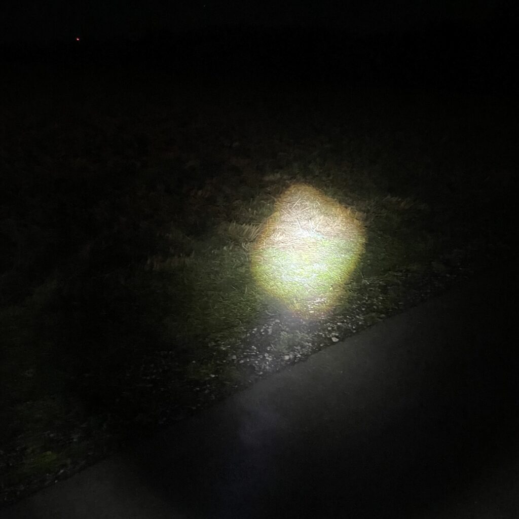 REHKITTZ S1600 LED-Taschenlampe Lichtkegel