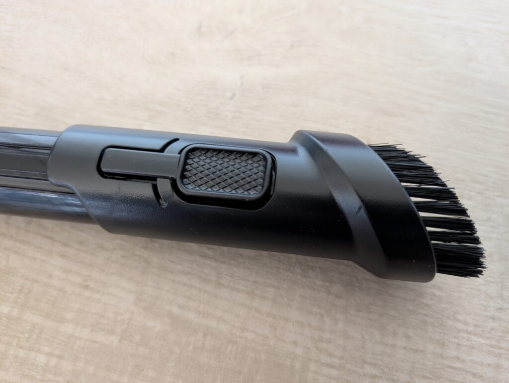 Rowenta Compact Power Staubsauger Handgriff mit Möbelpinsel ausgeklappt