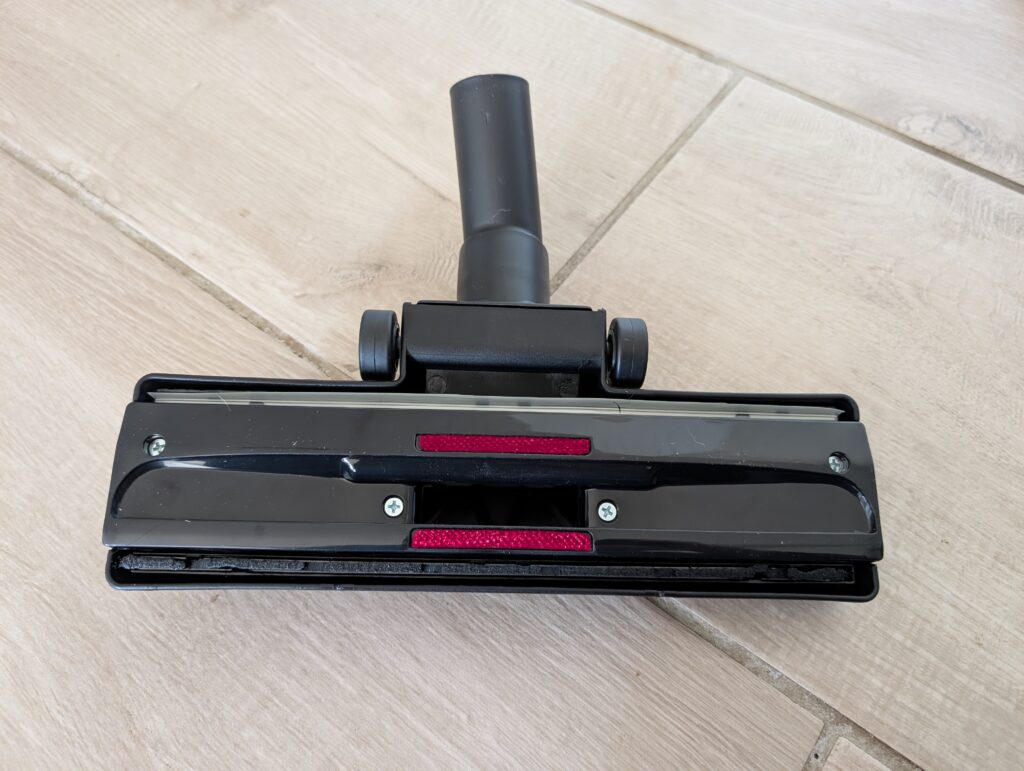 Rowenta Compact Power Staubsauger Teppich und Hartbodendüse von unten