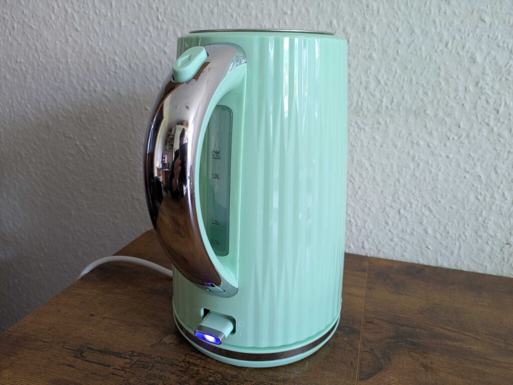 Russell Hobbs Eden Wasserkocher im Betrieb