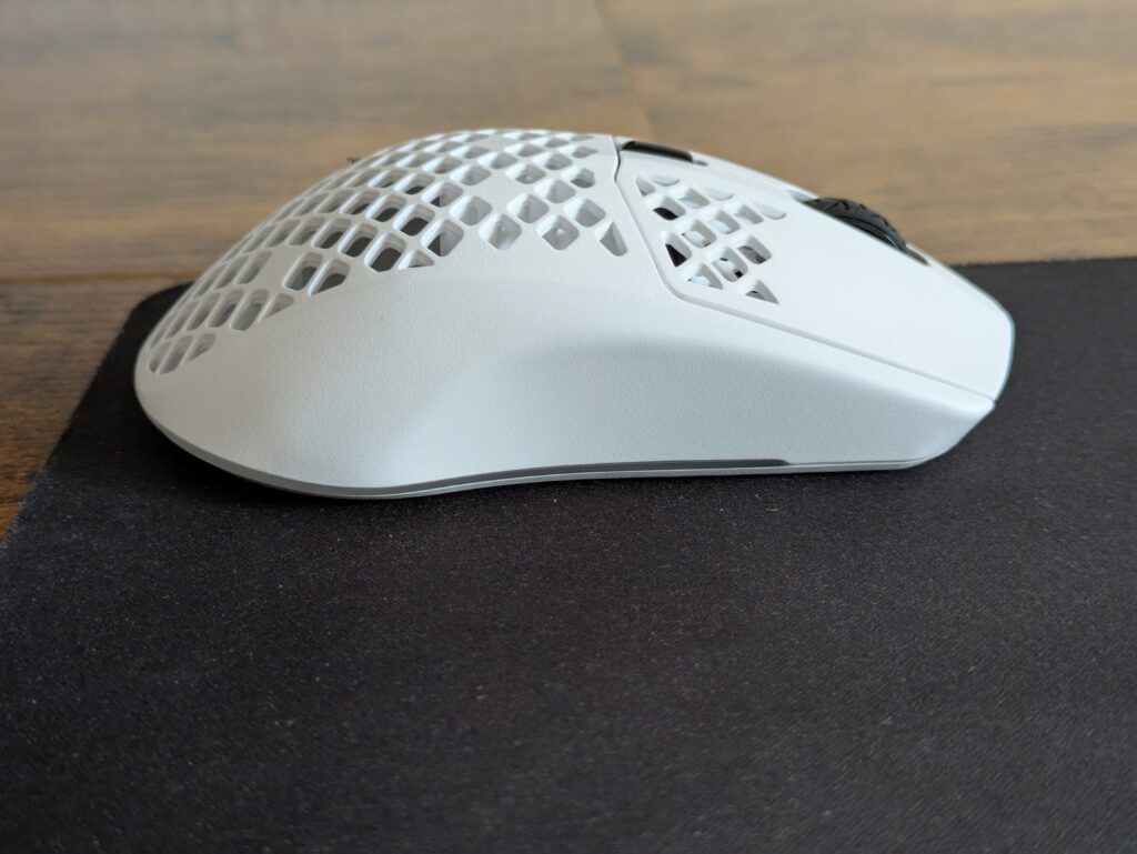 SteelSeries Aerox 3 Gaming-Maus von rechts
