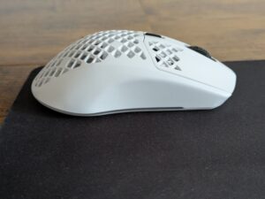 SteelSeries Aerox 3 Gaming-Maus von rechts
