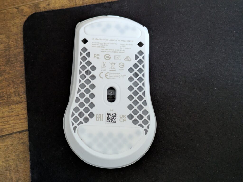SteelSeries Aerox 3 Gaming-Maus von unten