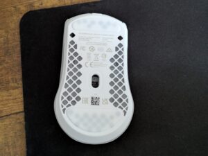 SteelSeries Aerox 3 Gaming-Maus von unten