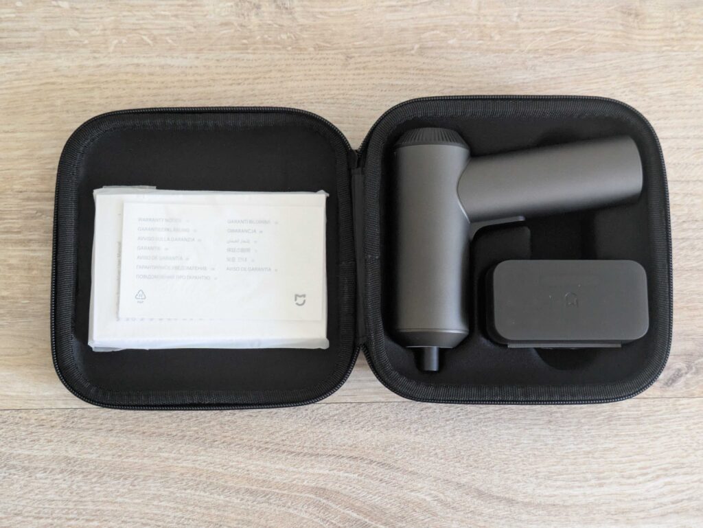 Tasche des Mi Cordless Akkuschraubers geöffnet