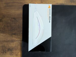Verpackung der Glorious Model O 2 Mini Gaming-Maus von Rechts