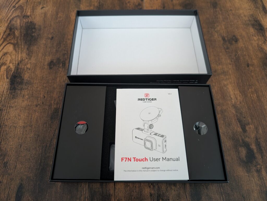 Verpackung der REDTIGER F7N Touch Dashcam geöffnet