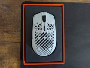 Verpackung der SteelSeries Aerox 3 Gaming-Maus geöffnet