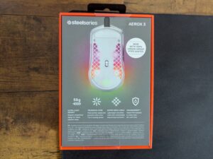 Verpackung der SteelSeries Aerox 3 Gaming-Maus von hinten