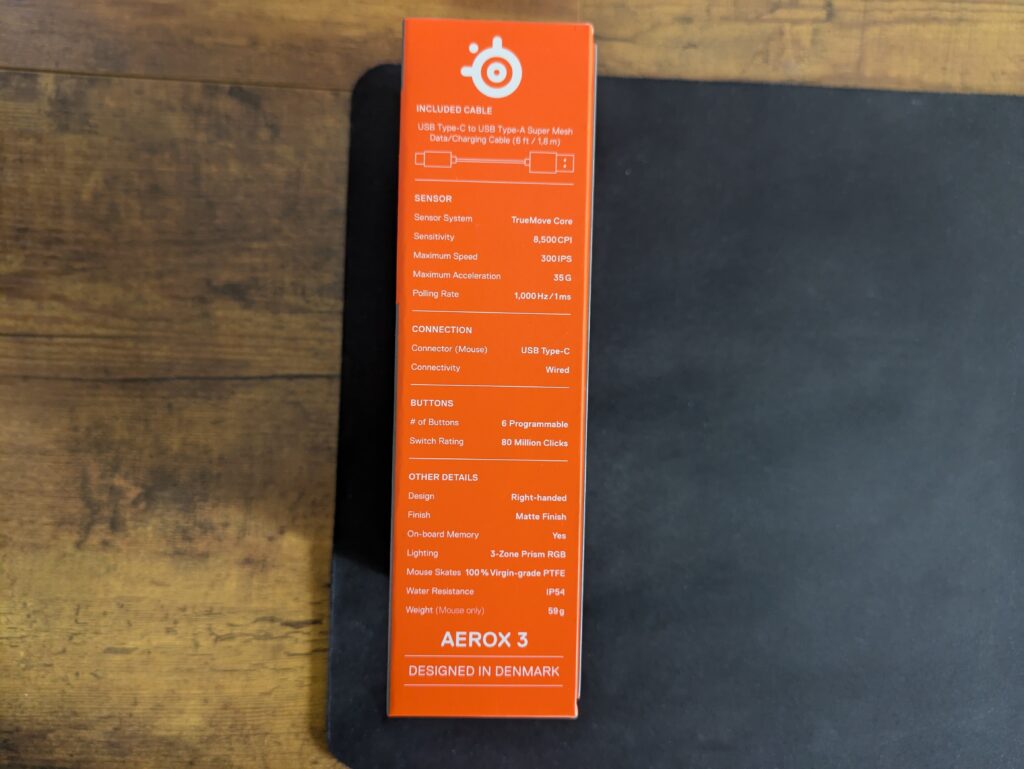Verpackung der SteelSeries Aerox 3 Gaming-Maus von links
