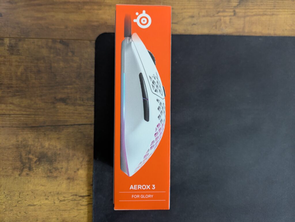 Verpackung der SteelSeries Aerox 3 Gaming-Maus von rechts