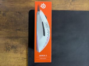 Verpackung der SteelSeries Aerox 3 Gaming-Maus von rechts
