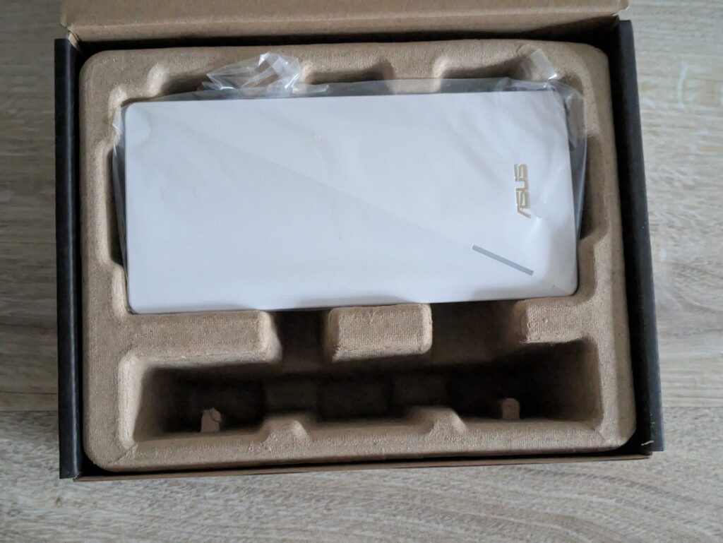 Verpackung des ASUS RP-AX58 AX3000 WLAN-Repeaters geöffnet