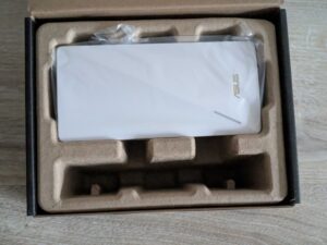 Verpackung des ASUS RP-AX58 AX3000 WLAN-Repeaters geöffnet