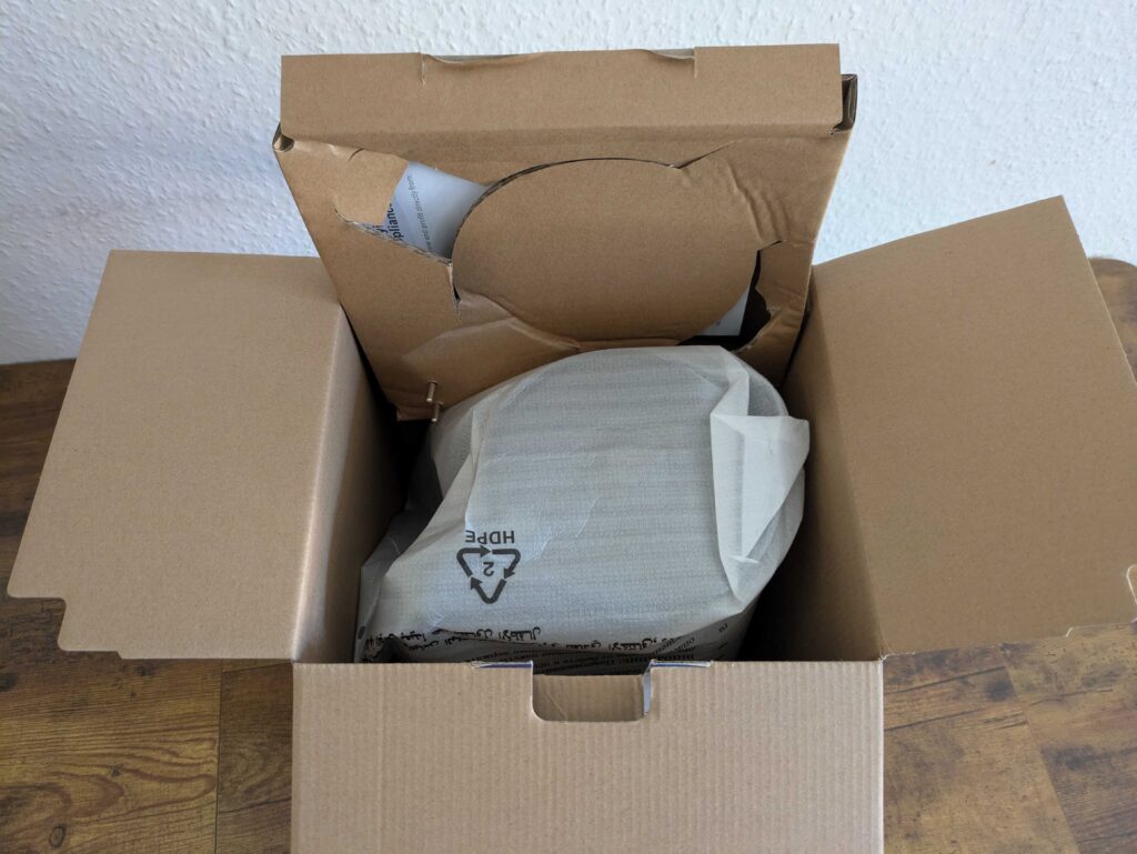 Verpackung des Bosch TWK8611P Wasserkochers geöffnet (2)