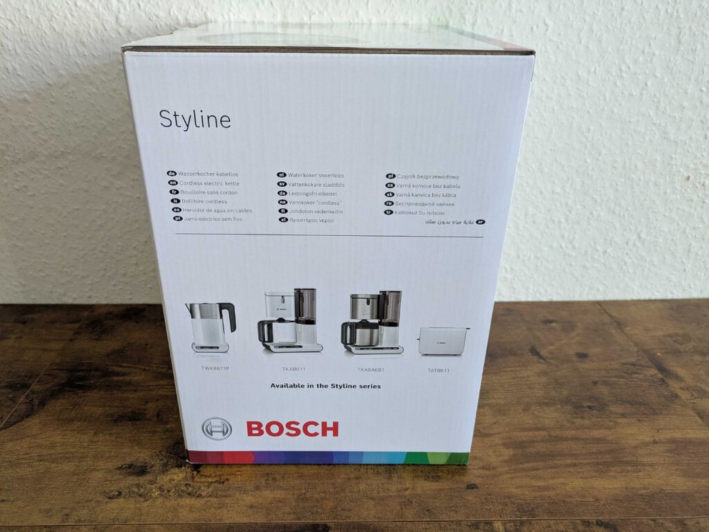 Verpackung des Bosch TWK8611P Wasserkochers von links