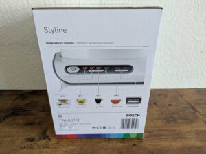 Verpackung des Bosch TWK8611P Wasserkochers von rechts