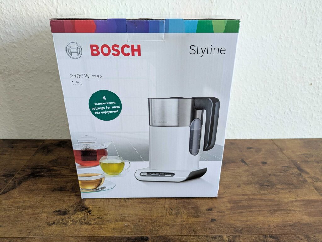 Verpackung des Bosch TWK8611P Wasserkochers von vorne