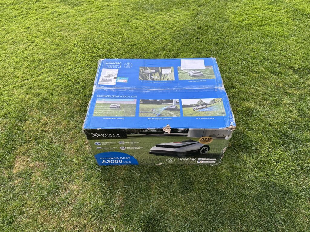Verpackung des ECOVACS Goat A3000 LiDAR Mähroboters von oben