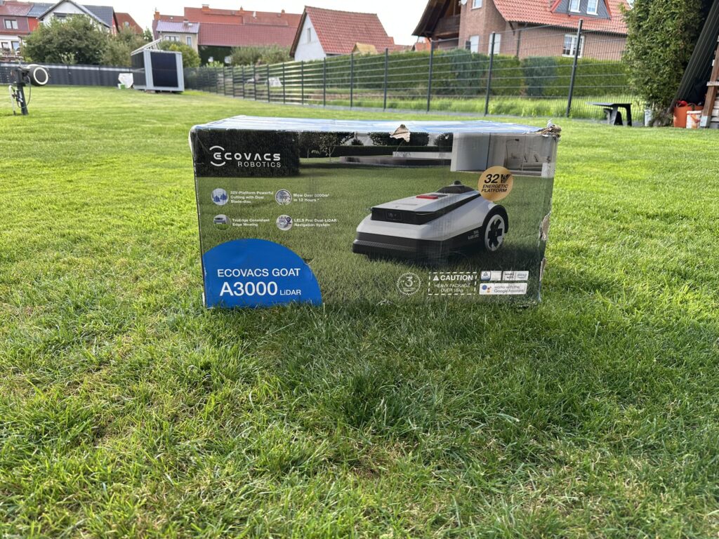 Verpackung des ECOVACS Goat A3000 LiDAR Mähroboters von vorne