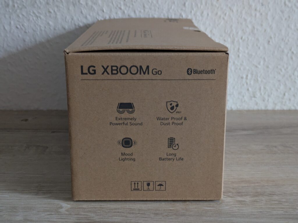 Verpackung des LG XBOOM Go DXG7 Bluetooth-Lautsprecher von links
