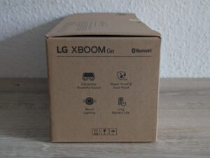 Verpackung des LG XBOOM Go DXG7 Bluetooth-Lautsprecher von links