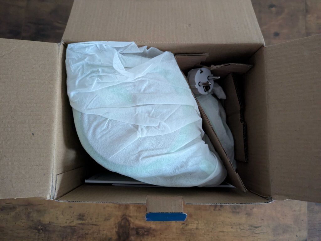 Verpackung des Russell Hobbs Eden Wasserkochers geöffnet