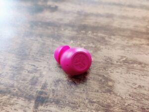 JLab Go Pop ANC Bluetooth-Kopfhörer Ohrhörer Nahaufnahme