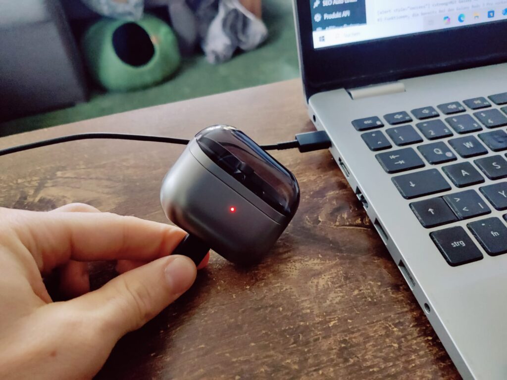 Samsung Galaxy Buds3 Kopfhörer Ladecase beim Laden