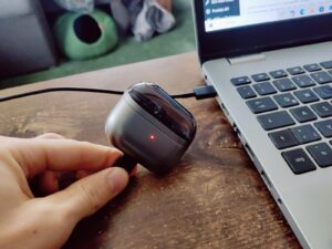 Samsung Galaxy Buds3 Kopfhörer Ladecase beim Laden