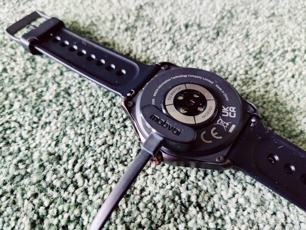 Mobvoi TicWatch Pro 5 Smartwatch beim Laden
