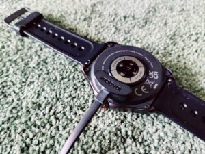 Mobvoi TicWatch Pro 5 Smartwatch beim Laden