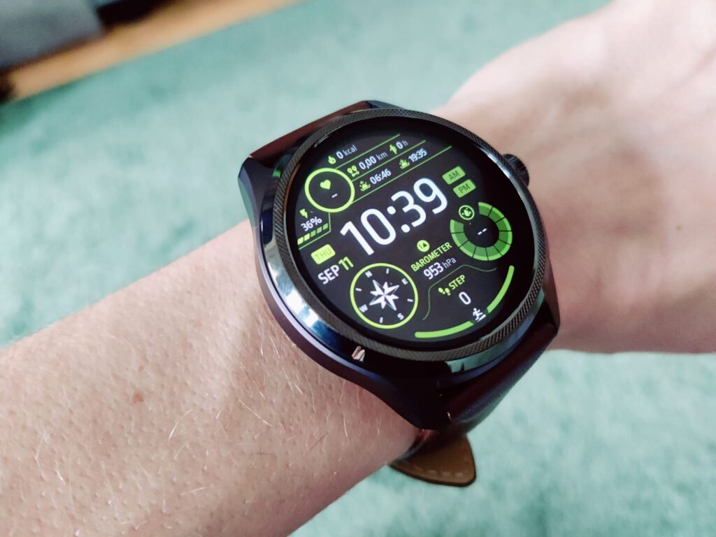 Mobvoi TicWatch Pro 5 Smartwatch mit Lederarmband am Handgelenk