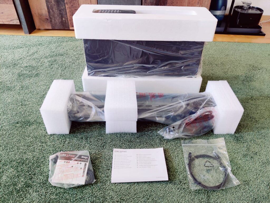 Creative Stage 2.1 Soundbar mit Zubehör verpackt