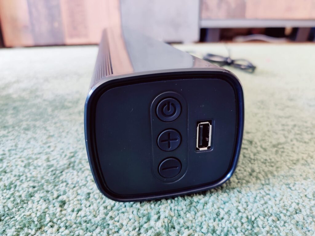Creative Stage 2.1 Soundbar Drucktasten und USB-Anschluss