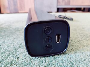 Creative Stage 2.1 Soundbar Drucktasten und USB-Anschluss