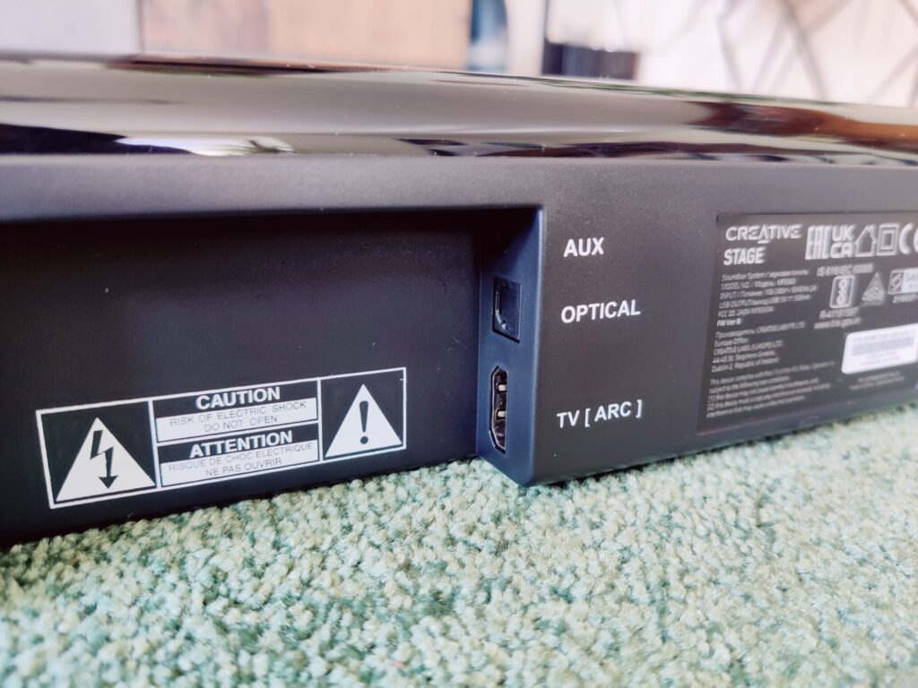 Creative Stage 2.1 Soundbar AUX- und HDMI-Anschluss